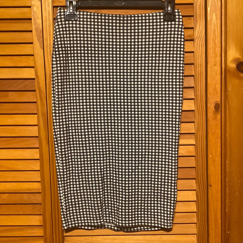 Beautiful pencil skirt rubber around waist